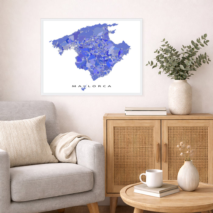 Living room with a map of Mallorca on the wall, a couch, and a wooden cabinet.